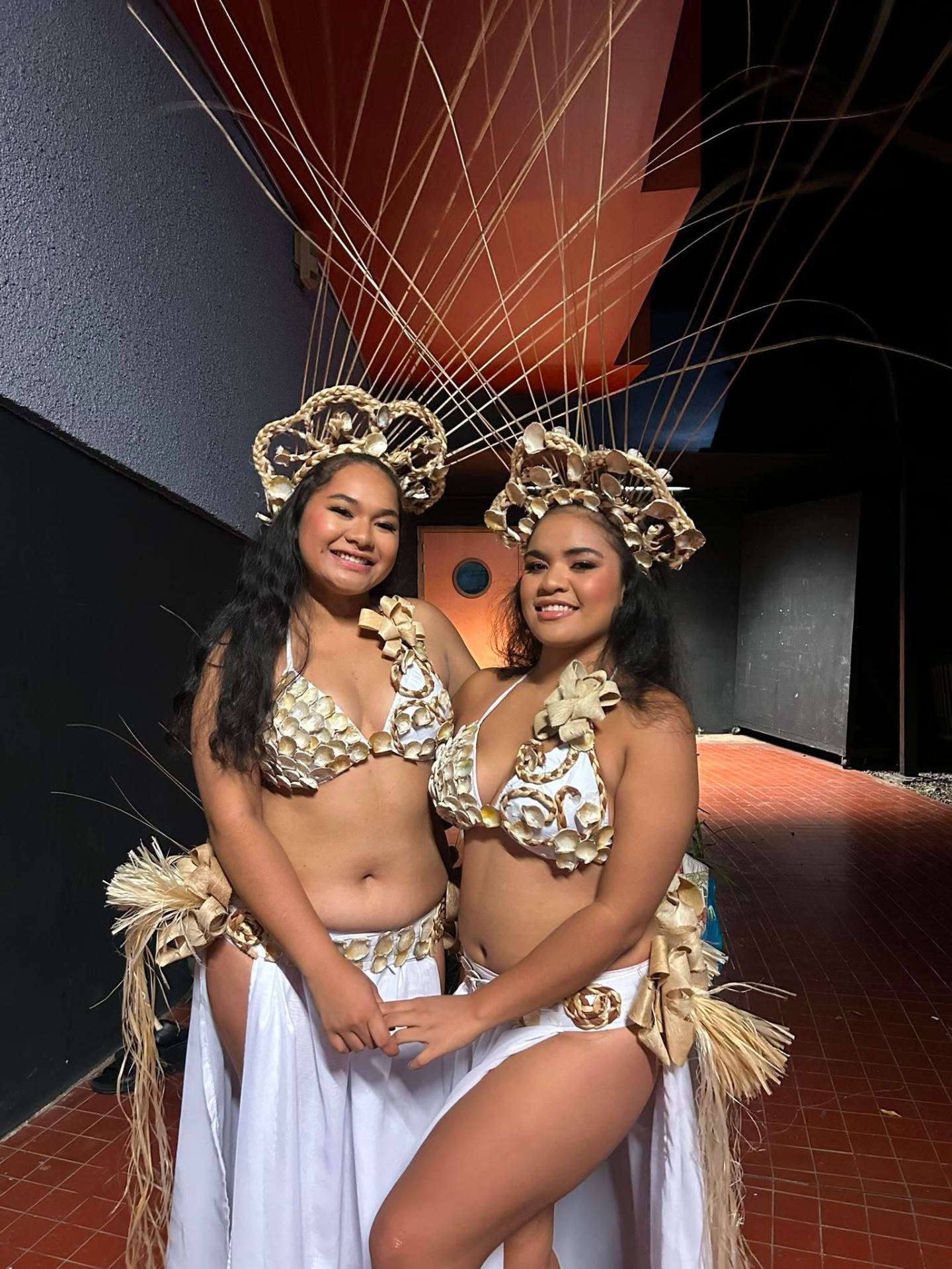 Léa et une autre danseuse en costume de nacre et coiffe en éventail