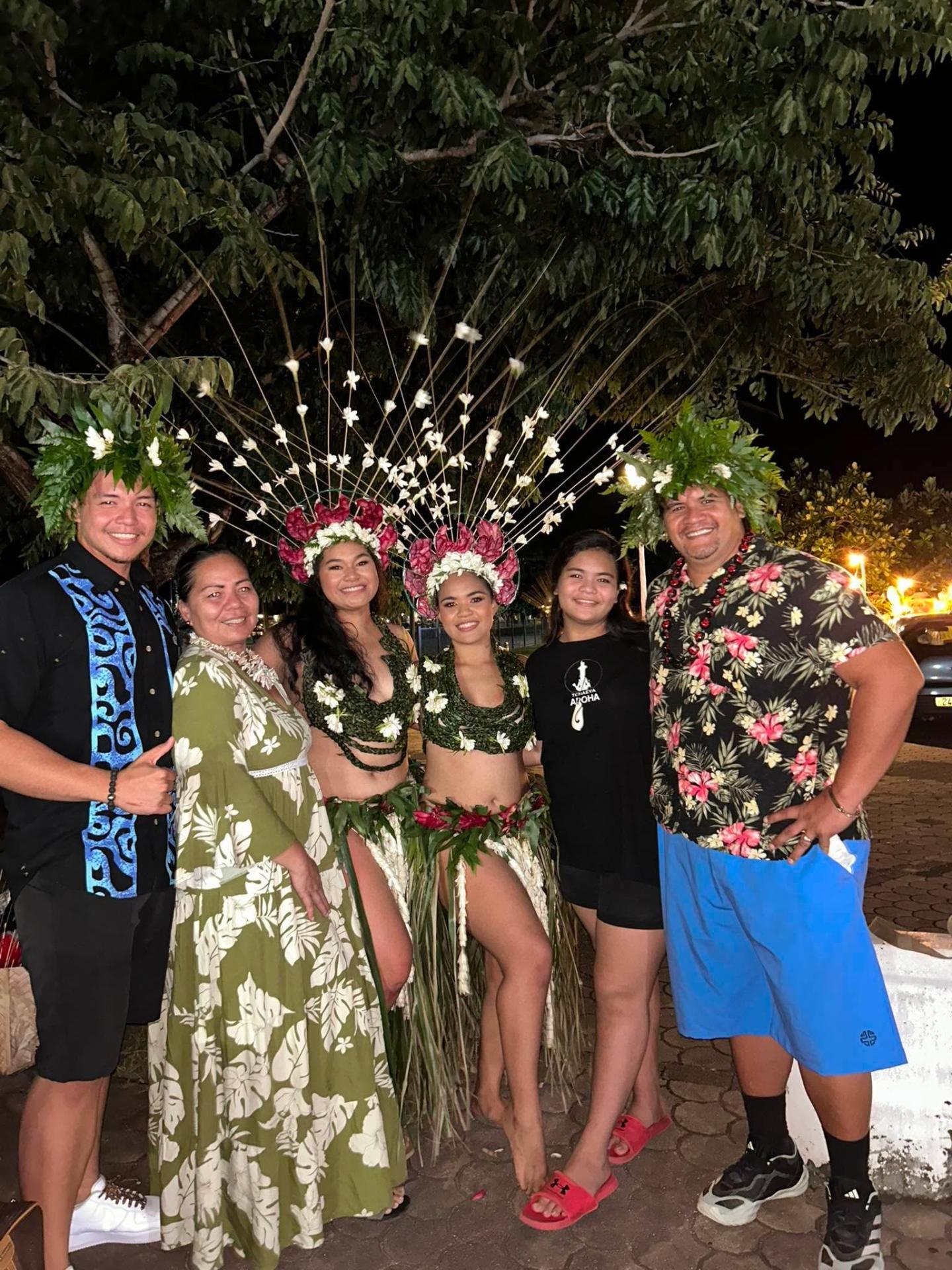 Léa entourée de la famille et des danseuses en costume Temaeva après la scène