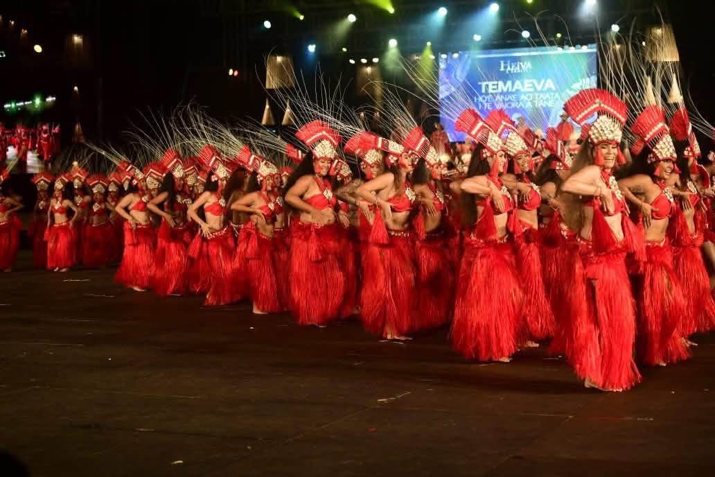 Le groupe Temaeva en costume rouge sur scène