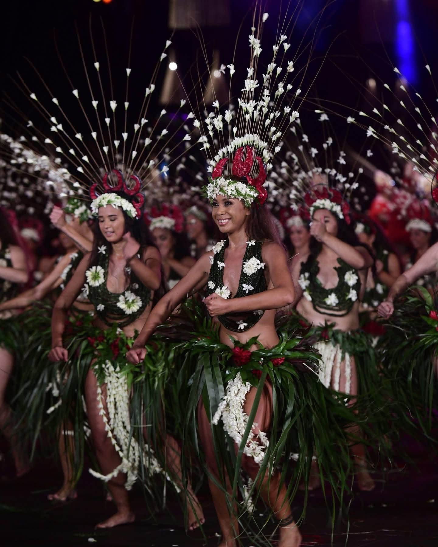 Danseuses en costumes végétaux et couronnes de fleurs