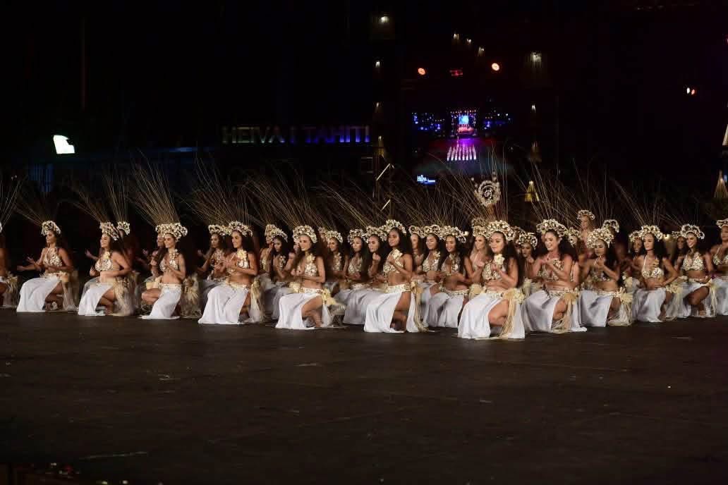 Danseuses de Temaeva en costume blanc sur la scène du Heiva i Tahiti