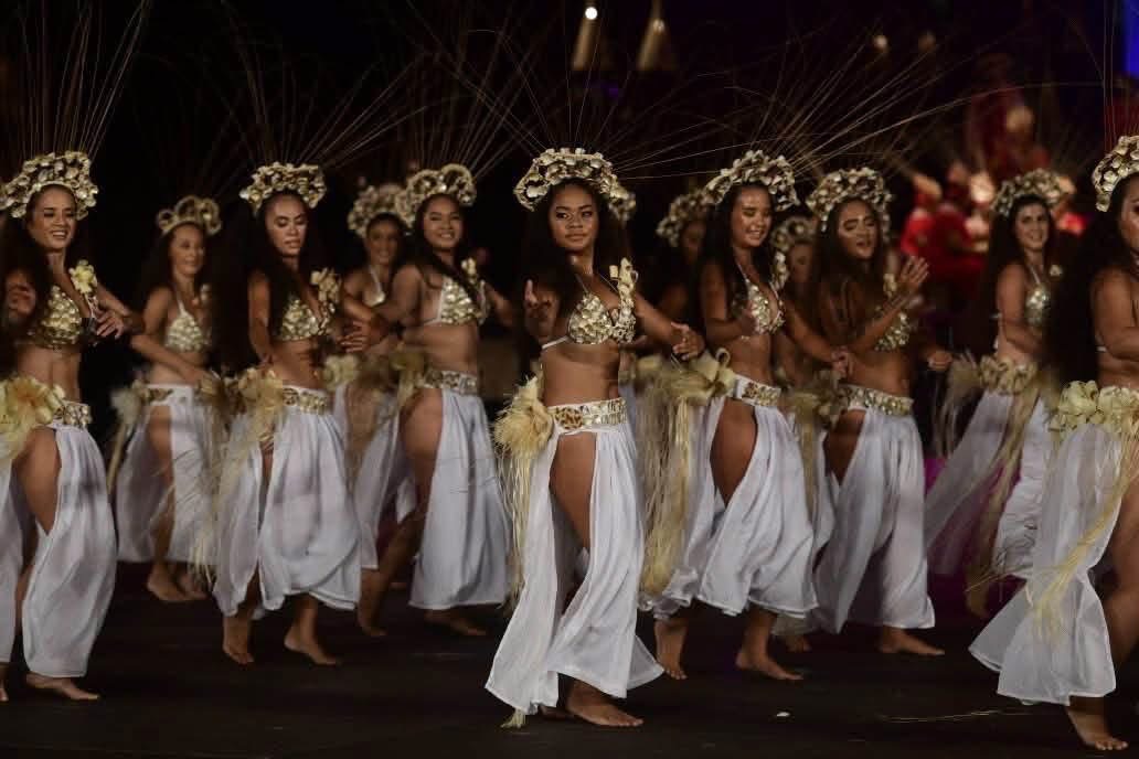 Danseuses en costume blanc et or au Heiva